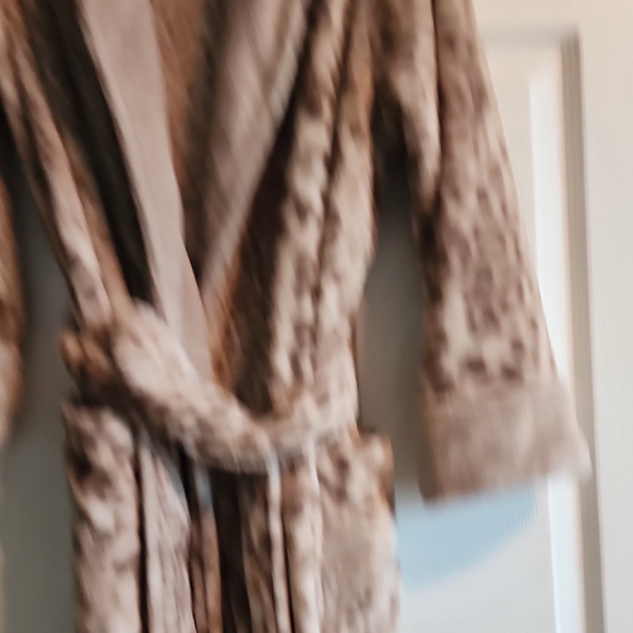 Natori Animal Print Plush Robe - Picture 7 of 8